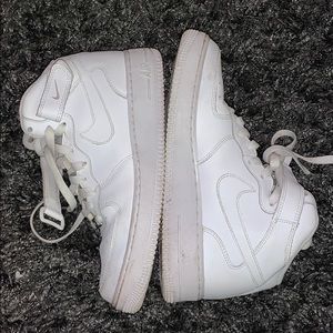 Girls White Nike High-Top AirForce 1’s.